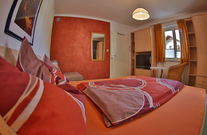 Geräumiges Schlafzimmer 