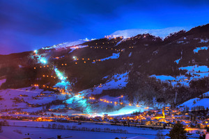 Bramberg am Wildkogel mit beleuchteter Rodelbahn